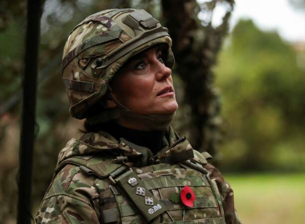 Kate Middleton en tenue militaire lors de sa visite au régiment Queen's Dragoon Guards Regiment