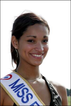 Durant l'été 2005, elle participe comme candidate à Fort Boyard sur France 2.