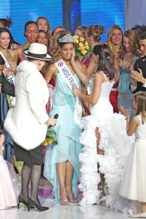 Puis Cindy Fabre est élue Miss France 2005 à l'âge de 20 ans. Elle est la 75e Miss France.