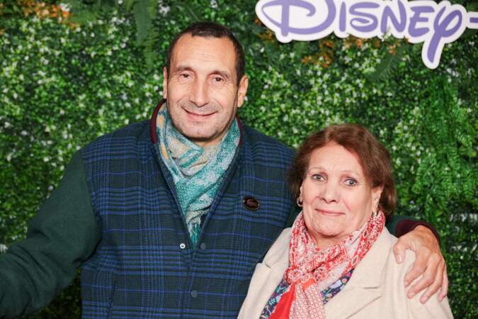 Zinedine Soualem et sa mère à l'avant-première de la mini-série Disney "Tout Va Bien" à l'UGC Normandie à Paris le 9 novembre 2023.