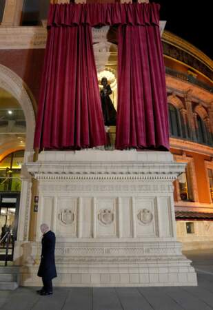 Charles III dévoile la statue à l'effigie de la reine Elizabeth II
