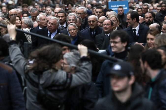 Marche pour la République et contre l'antisémitisme à Paris : le président du Sénat, Gérard Larcher, la présidente de l'Assemblée nationale, Yael Braun-Pivet, la première ministre, Elisabeth Borne,  l'ancien président, Nicolas Sarkozy, Carla Bruni, l'ancien président, François Hollande.