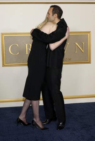 Elizabeth Debicki (Diana) et Khalid Abdalla (Dodi Al-Fayed) lors de la première de la saison 6 The Crown de Netflix qui s'est tenue au Regency Village Theatre à Los Angeles, le 12 novembre 2023.