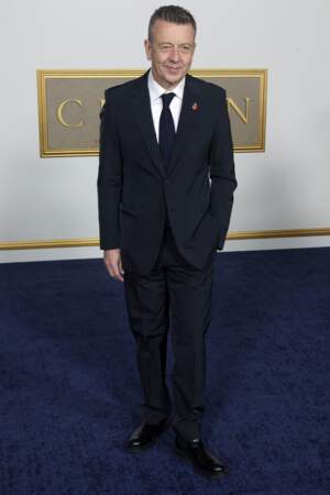 Peter Morgan assiste à la première de la saison 6 The Crown de Netflix qui s'est tenue au Regency Village Theatre à Los Angeles, le 12 novembre 2023.