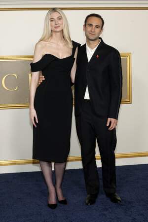 Elizabeth Debicki (Diana) et Khalid Abdalla (Dodi Al-Fayed) assistent à la première de la saison 6 The Crown de Netflix qui s'est tenue au Regency Village Theatre à Los Angeles, le 12 novembre 2023.