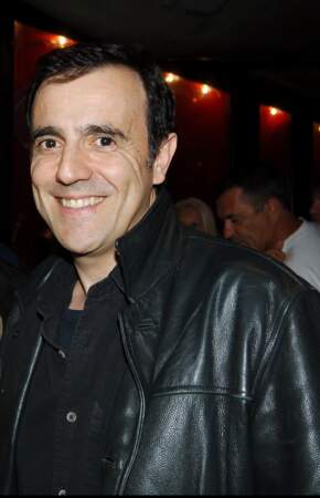 Entre 2005 et 2007, il présente l'émission Le Grand Zapping de l'humour, diffusée le week-end sur France 2. En 2005, il a 49 ans.
