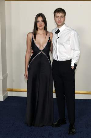 Meg Bellamy (Kate Middleton) et Ed McVey (William) lors de la première de la saison 6 The Crown de Netflix qui s'est tenue au Regency Village Theatre à Los Angeles, le 12 novembre 2023.