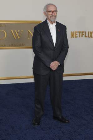 Jonathan Pryce (Prince Philip) lors de la première de la saison 6 The Crown de Netflix qui s'est tenue au Regency Village Theatre à Los Angeles, le 12 novembre 2023.