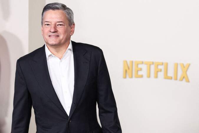Le Co-CEO de Netflix Ted Sarandos  lors de la première de la saison 6 The Crown de Netflix qui s'est tenue au Regency Village Theatre à Los Angeles, le 12 novembre 2023.
