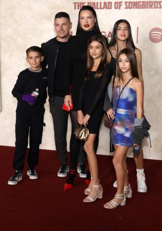 Adriana Lima et Andre Lemmers en famille à l'avant-première de The Hunger Game.