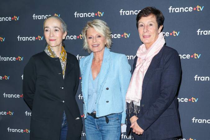 Sophie Davant entourée de Delphine Ernotte Cunci ainsi que de la présidente nationale de l'AFM-Téléthon, Laurence Tiennot-Herment. 