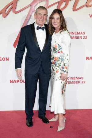 Mark Huffam et une invitée à l'avant-première du film Napoléon.