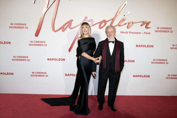 Giannina Facio et le réalisateur Ridley Scott assistent à la première mondiale de Napoléon à la Salle Pleyel, le 14 novembre 2023 à Paris.