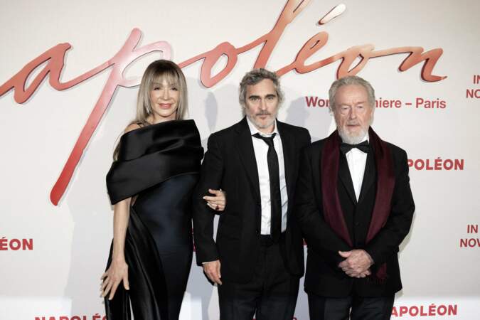 Giannina Facio, Joaquin Phoenix et le réalisateur Ridley Scott à l'avant-première du film Napoléon.