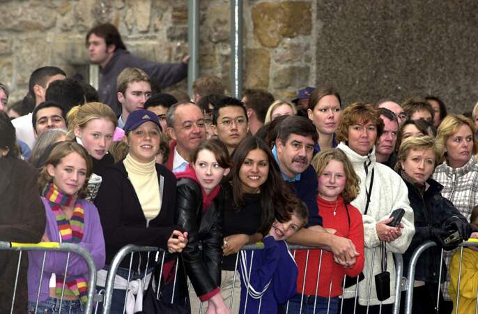 Des fans se rassemblent pour assister à l'arrivée du prince William et du prince Charles à l'université St Andrew's.