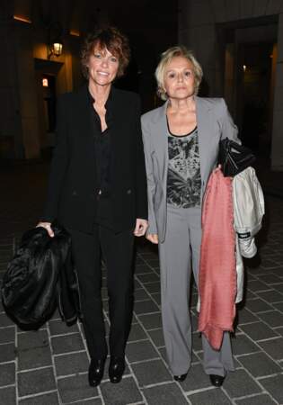 Anne Le Nen et et sa femme Muriel Robin lors de la cérémonie de remise du prix Raymond Devos au théâtre Edouard VII à Paris
