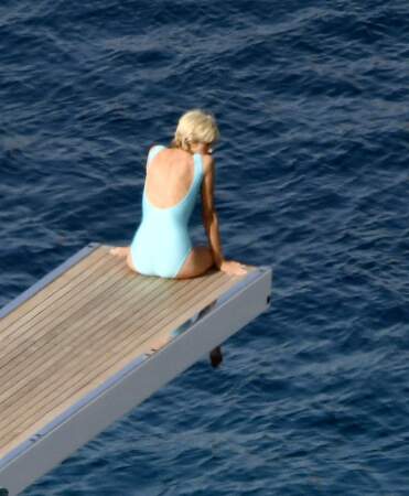La scène de Lady Diana sur le yacht a été reproduite dans The Crown avec Elizabeth Debicki.