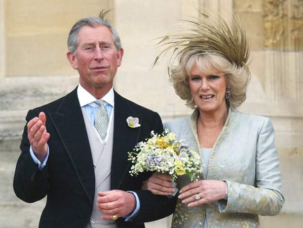 Le prince de Galles et Camilla Parker Bowles quittent la chapelle St George à Windsor après la bénédiction de leur mariage à Windsor, au Royaume-Uni, le 9 avril 2005.