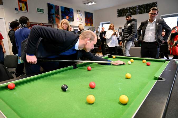 Le prince William joue au billard lors de sa visite officielle au Hideaway Youth Project à Manchester