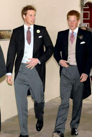 Le prince William, à gauche, et le prince Harry arrivent au Windsor Guildhall pour la cérémonie de mariage civil du prince Charles et de Camilla Parker Bowles, le 9 avril 2005.