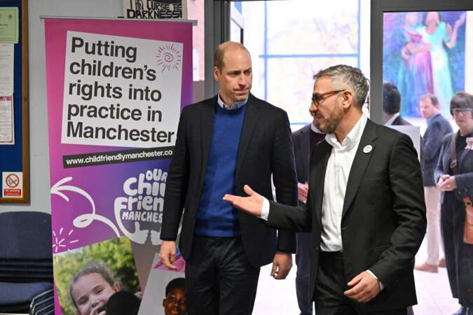 Le prince William lors d'une visite officielle au Hideaway Youth Project à Manchester