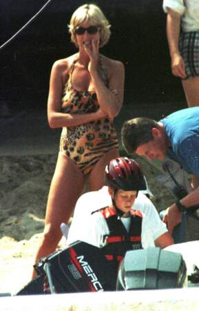 La princesse Diana portait un maillot aux imprimés léopard.