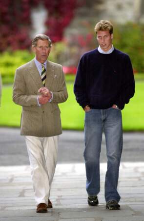 En 2001, le prince William arrive à l'université de St. Andrews, en Écosse, où il doit étudier l'histoire de l'art. Il est accompagné de son père, le prince Charles, duc de Rothesay.