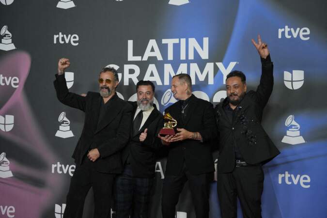 Le groupe Molotov pose avec le Grammy du meilleur album rock, décerné lors de la cérémonie de gala des Latin Grammy 2023.