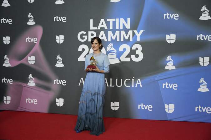 La chanteuse Julieta Venegas pose avec le Grammy du meilleur album vocal pop, qui lui a été remis lors de la cérémonie de gala des Latin Grammy 2023.