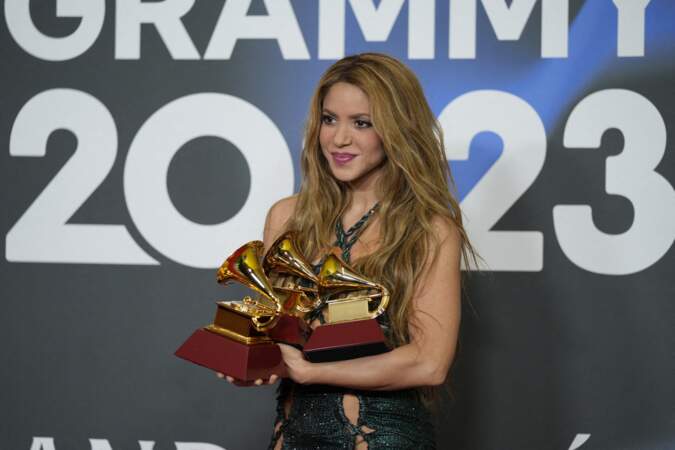 La chanteuse Shakira pose avec les 3 Grammys qui lui ont été décernés lors du gala des Latin Grammy 2023.