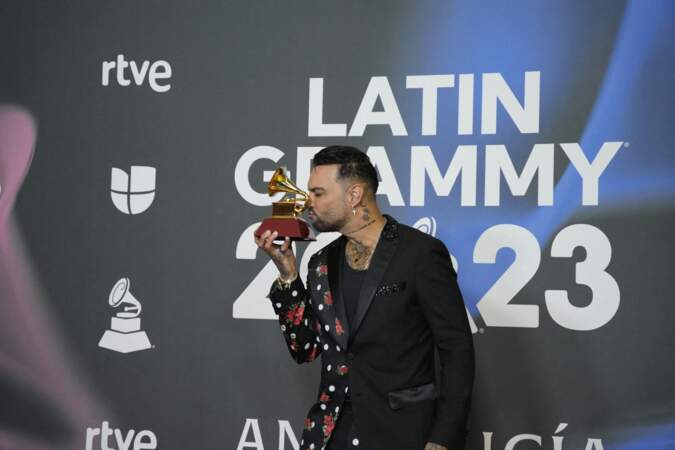 Le chanteur Luis Fernando Borjas pose avec le Grammy du meilleur album tropical, qui lui a été remis lors de la cérémonie de gala des Latin Grammy 2023.