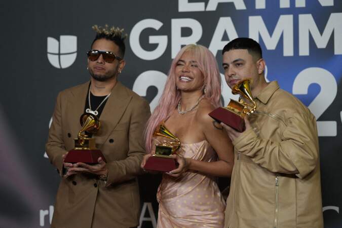 Les chanteurs Obi no the droo, Karol G et Santiago Alvarado posent avec les 3 Grammys qui leur ont été décernés lors du gala des Latin Grammy 2023.