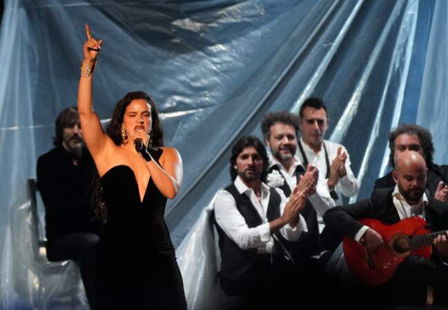 La chanteuse Rosalía se produit lors du gala des Latin Grammy Awards 2023.
