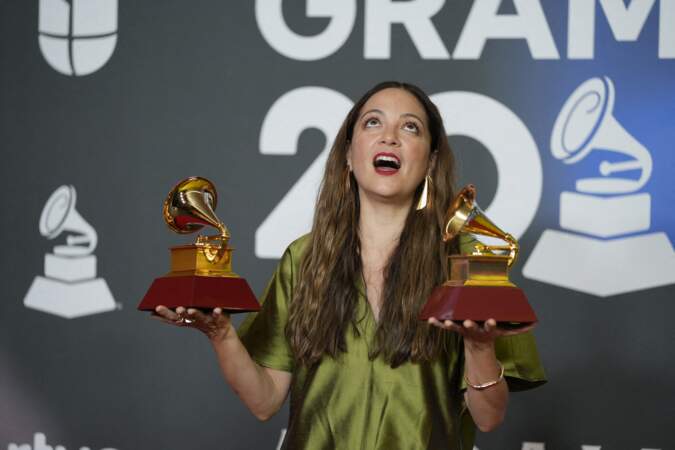 La chanteuse Natalia Lafourcade pose avec le Grammy du meilleur compositeur d'album et de la meilleure composition de chanson, qui lui a été remis lors de la cérémonie de gala des Latin Grammy 2023.
