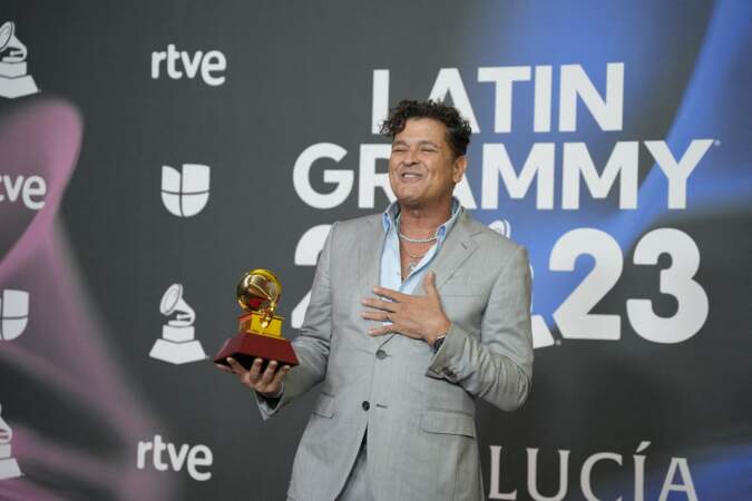 Le chanteur Carlos Vives pose avec le Grammy du meilleur album de cumbia/vallenato, qui lui a été remis lors de la cérémonie de gala des Latin Grammy 2023, qui récompensent l'excellence artistique et technique de la musique ibéro-américaine. 