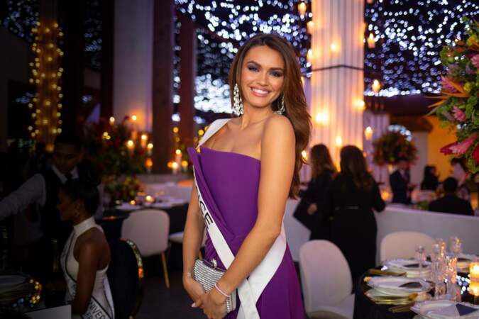 Miss France 2022 s'affiche tout sourire lors de son diner