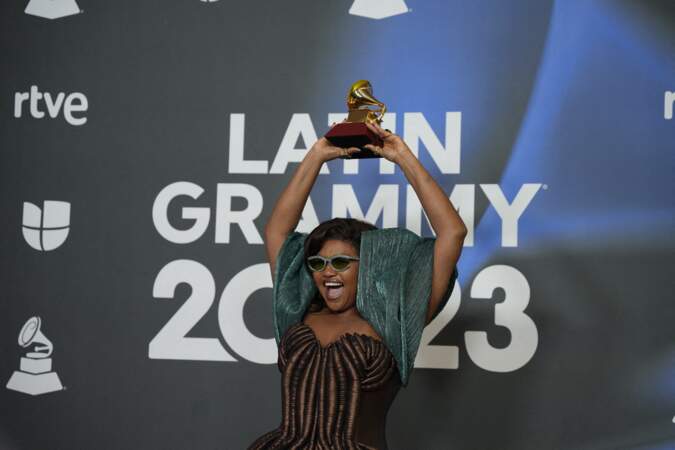 La chanteuse Gaby Amarantos pose avec le Grammy du meilleur album rock, qui lui a été remis lors de la cérémonie de gala des Latin Grammy 2023. C'est la première fois depuis 2000 que les Latin Grammy Awards ont lieu en dehors des États-Unis et la première fois que la cérémonie de remise des prix est retransmise à l'échelle internationale.