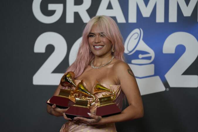 La chanteuse Karol G pose avec les 3 Grammys qui lui ont été décernés lors du gala des Latin Grammy 2023.