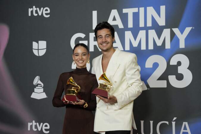 Duda Rodrigues et Tiago Iorc, posent avec le Grammy de la meilleure chanson en langue portugaise, remis lors de la cérémonie de gala des Latin Grammy 2023.