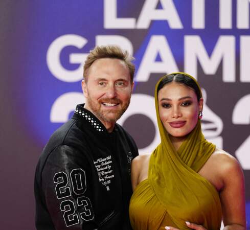 David Guetta et Jessica Ledon foulent le tapis rouge de la 24e édition des Latin GRAMMY Awards au FIBES le 16 novembre 2023 en Espagne.