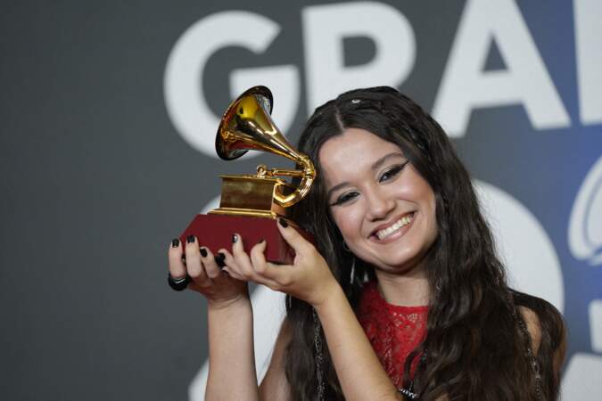 La chanteuse Joaquina pose avec le Grammy de la meilleure nouvelle artiste, qui lui a été remis lors de la cérémonie de gala des Latin Grammy 2023.