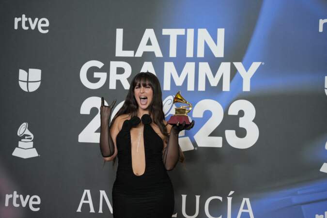 La chanteuse Nathy Peluso pose avec le Grammy de la meilleure vidéo musicale, qui lui a été décerné lors de la cérémonie de gala des Latin Grammy 2023.