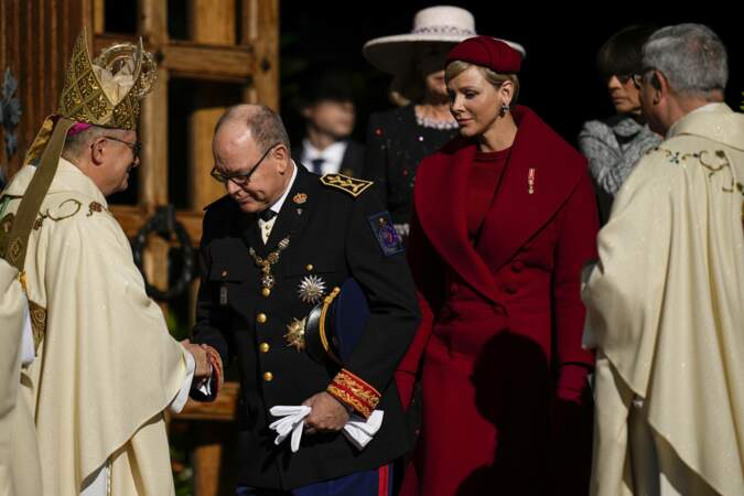 Albert II de Monaco et Charlène arrivent à la messe