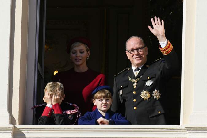 Albert II de Monaco apparaît avec sa famille au balcon à l'occasion de la fête nationale qui a lieu ce dimanche 19 novembre