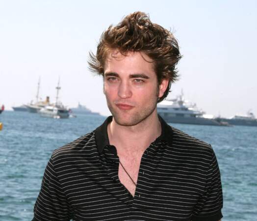 2009 est l’année de sa consécration puisqu'il incarne le troublant vampire Edward Cullen dans le film phénomène Twilight– Chapitre 1 : Fascination.
Sur cette photo prise en 2009 lors du 62e Festival de Cannes, il a 23 ans.