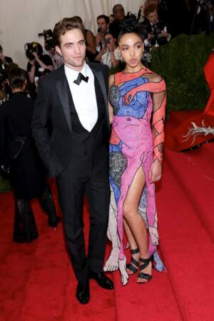 FKA Twigs et Robert Pattinson au gala de bienfaisance du Costume en 2015.
