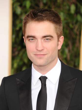 Jusqu'alors en couple avec Kristen Stewart, les deux acteurs de Twilight se séparent en 2013. Robert Pattinson a alors 27 ans.
