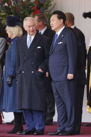Lors de la cérémonie à Horse Guards, le Président sud-coréen a passé en revue les troupes de la garde royale, accompagné par le roi Charles III. 