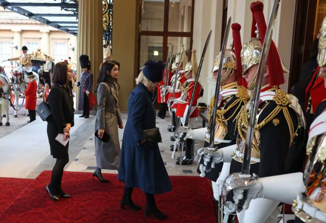 La reine consort, Camilla, est elle aussi présente pour poursuivre la cérémonie. 