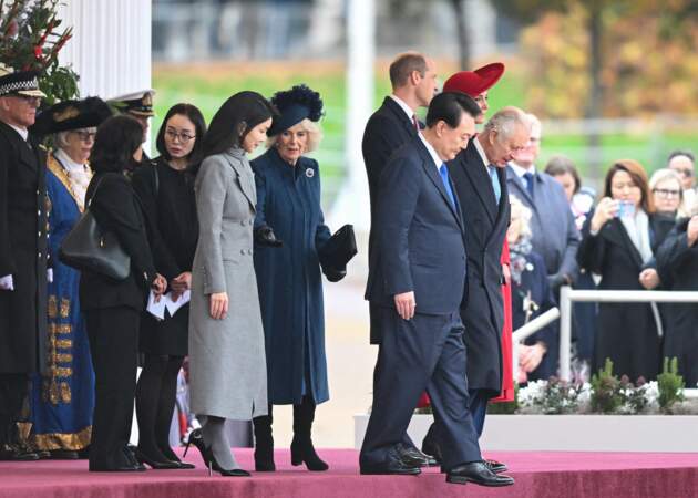 L'après-midi, la famille royale a accompagné le président et la première dame dans différentes activités, y compris une cérémonie de recueillement au mémorial de la Guerre de Corée. 